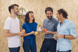 gente-de-negocios-disfrutando-el-descanso-para-el-cafe_23-2147577300